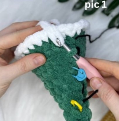 Take the white yarn and attach it with a sl st to the first front loop of R10