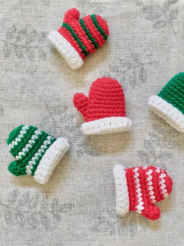 Little Christmas Mittens Garland Free Crochet Pattern
